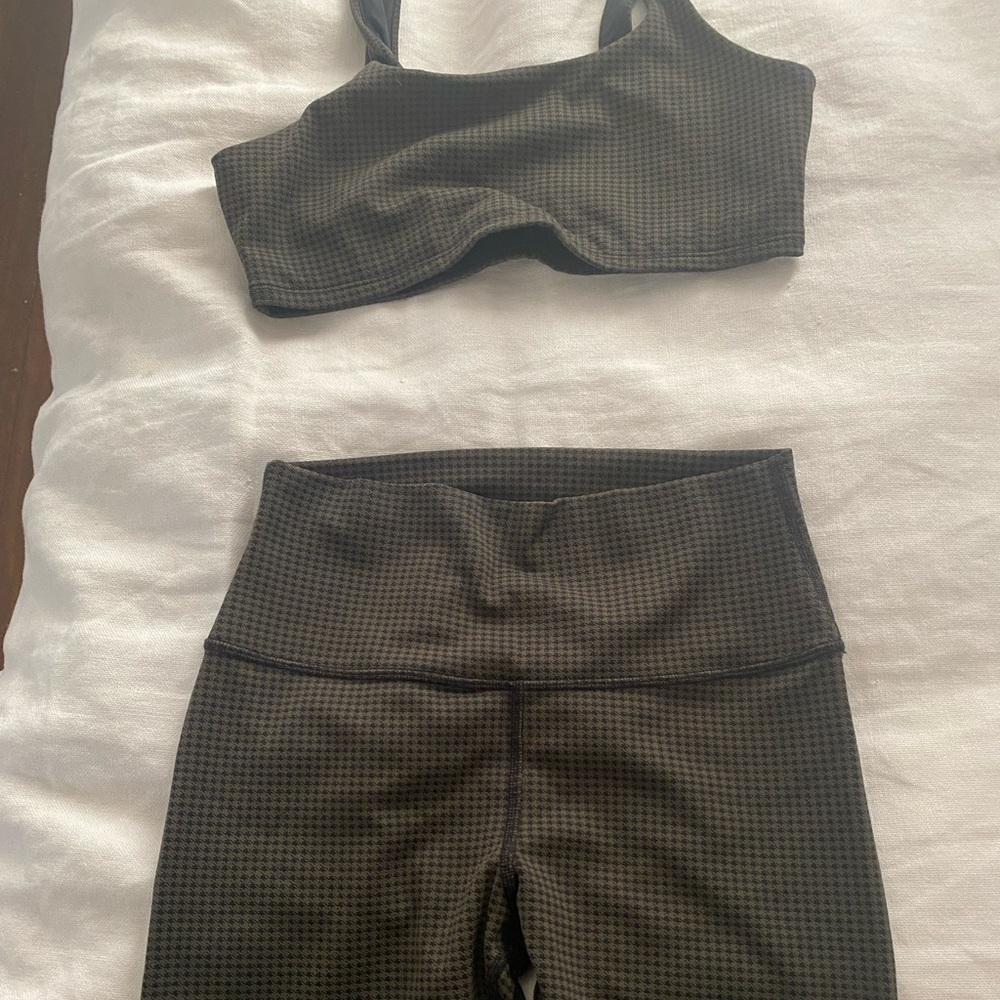 Alo Yoga Set ( Top- Leggings)